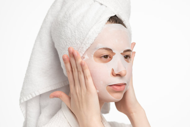 美女肖像。女性的皮肤护理。健康的自然长发和美丽的皮肤。润肤霜和眼罩。图片下载