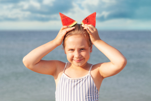 可爱开朗的小女孩暑假在海滩上玩耍图片下载