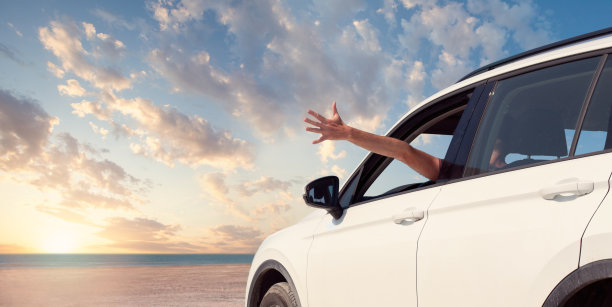 对冒险!盖伊放松和享受公路旅行。快乐的人开车去看日落。图片下载