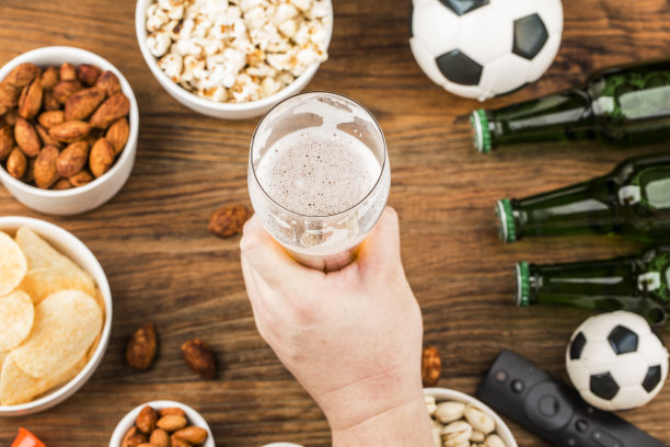 为观看足球锦标赛选举宴会食品图片下载