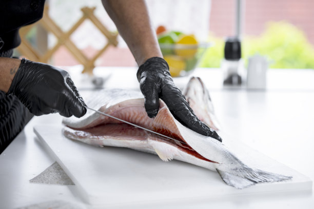 厨师准备鲑鱼图片下载
