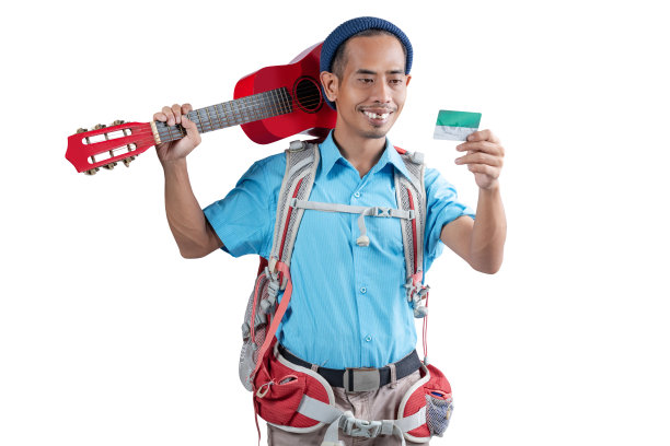 亚洲男子，戴着一顶无檐帽，背包里拿着一张卡和一把吉他图片下载