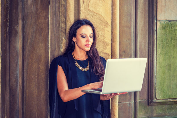 在笔记本电脑上工作的女人图片下载