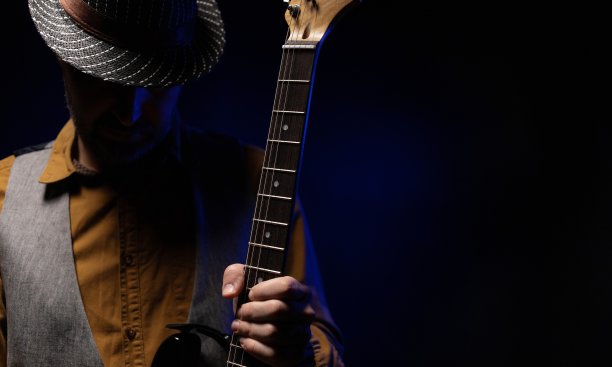 男人在玩电吉他。音乐家在录音棚与电吉他图片下载