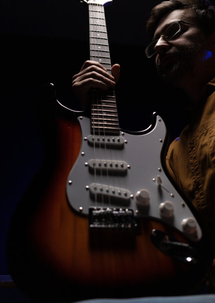 男人在玩电吉他。音乐家在录音棚与电吉他图片下载