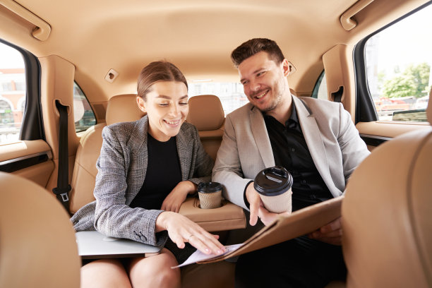 愉快的男人和女人在汽车上工作的商业项目图片下载