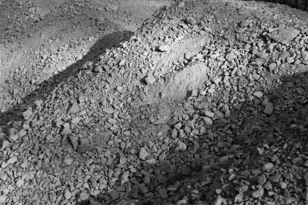 一堆粗糙的砾石，黑白相间图片下载
