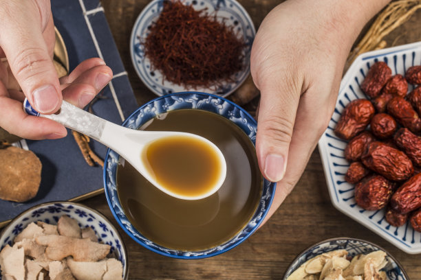 各种中草药制成一碗中药图片下载