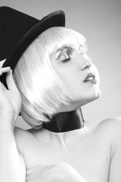 戴假发的年轻女子肖像图片下载