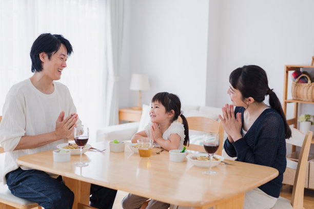 一家人在餐厅吃午饭图片下载