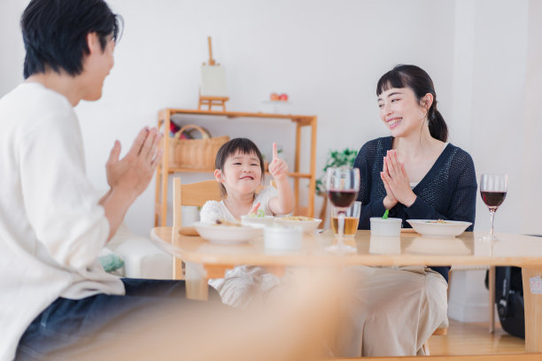 一家人在餐厅吃午饭图片下载