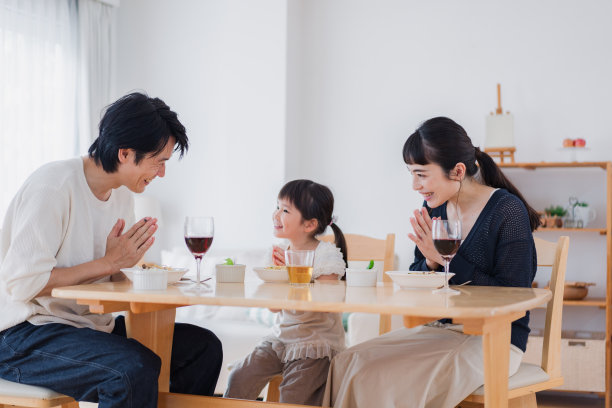 一家人在餐厅吃午饭图片下载