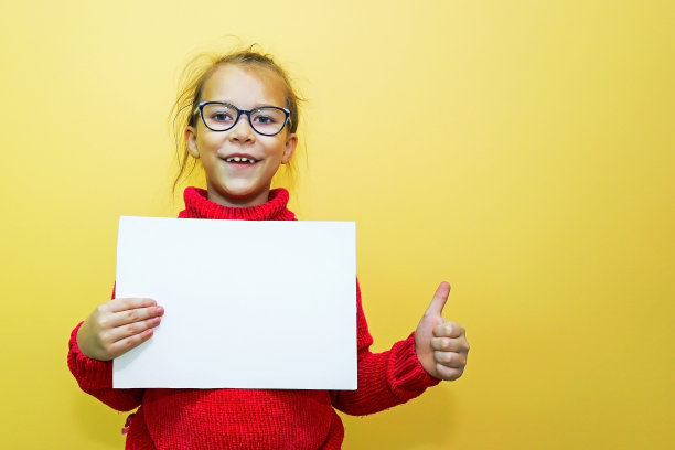穿着红色毛衣的小女孩展示了模型，用手做了一个手势，表达了情绪图片下载