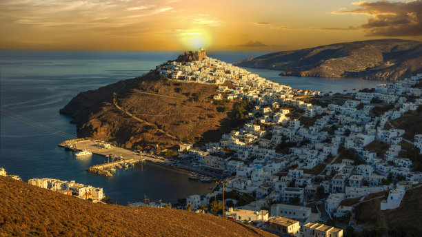 令人惊叹的地中海日落美景。美丽的阿斯特帕莱亚岛，可以看到乔拉村庄和城堡。多德卡尼斯群岛,希腊旅行图片下载