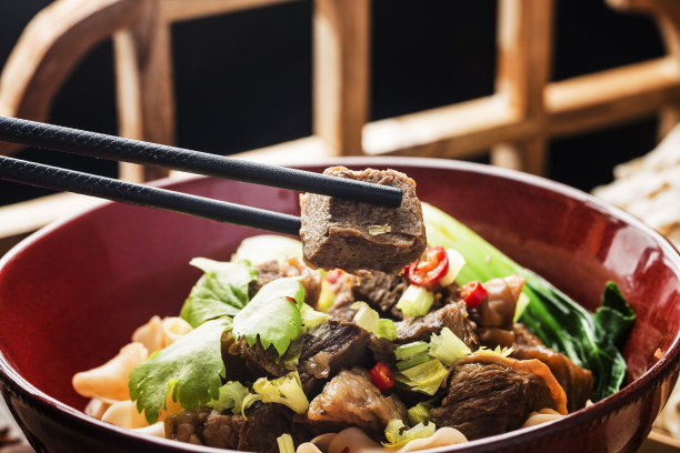 辣红汤汁牛肉面放在木桌上的碗里图片下载