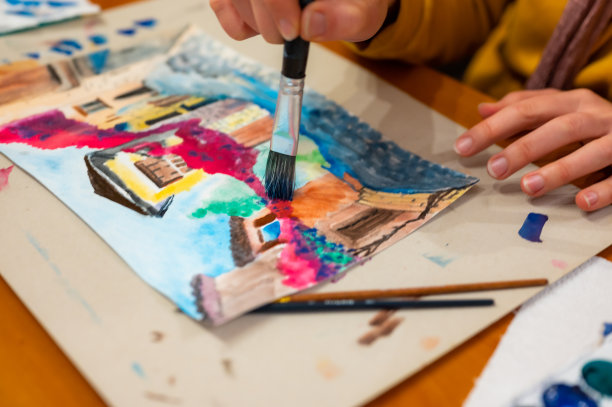 手刷上面的水彩画。彩色的中世纪城市街道上的纸板。图片下载