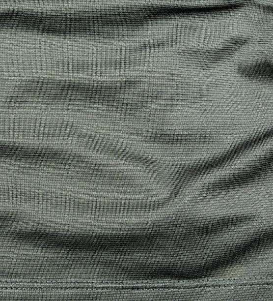 黑色合成材料，缝纫机上的直缝。这种材料用于服装工业。图片下载