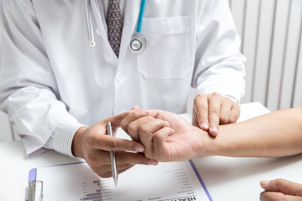 医生用手检查病人脉搏。保健和医疗服务。图片下载