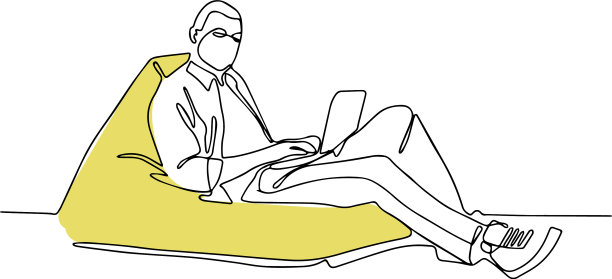 年轻人在家里的沙发上使用笔记本电脑图片下载