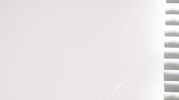 影子楼。抽象的光，黑影从窗户覆盖在白色的纹理墙上。阳光建筑背景。叠加效果的照片和设计。图片下载