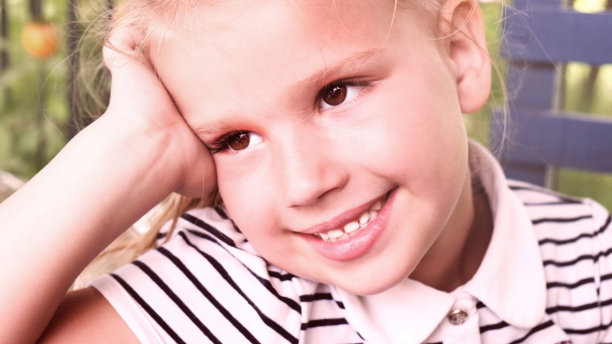 夏日写真可爱微笑的小女孩，笑着快乐，生活方式快乐的童年理念图片下载