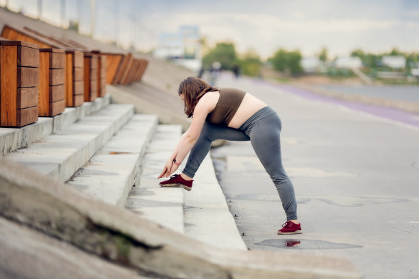 女童十几岁的超重运动服在夏天锻炼，在户外运动。图片下载
