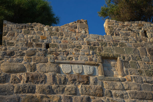 土耳其博德鲁姆城堡、博德鲁姆堡垒、圣彼得城堡或彼得林城堡墙上的医院骑士团或医院骑士团的纹章图片下载