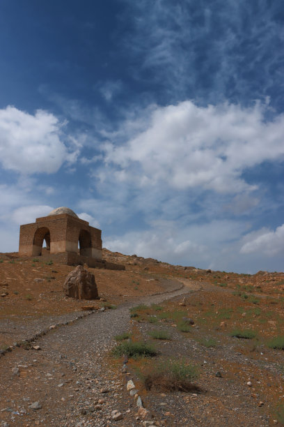 沙漠中的小型建筑图片下载