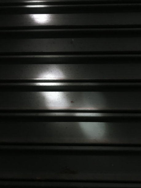 绿铁背景与水平条纹图案图片下载