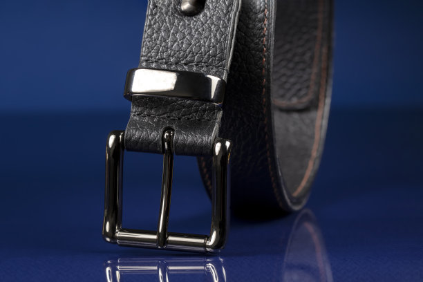 黑色皮带在深蓝色的背景。图片下载