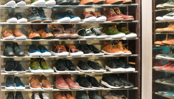 鞋子摆放在商店的架子上图片下载