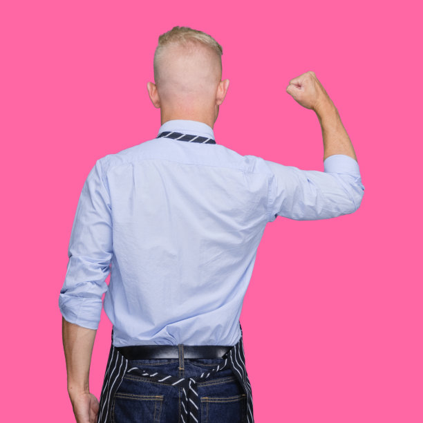 白人年轻的男性屠夫戴着领带站在黑色背景前图片下载