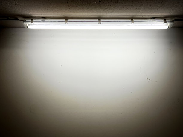 黑暗地下室里的一盏灯。图片下载