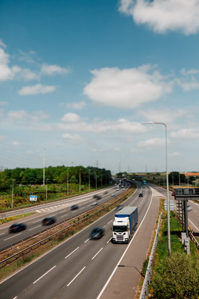 卡车行驶在高速公路上图片下载
