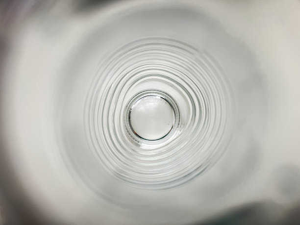 透过瓶颈看到一个白色的玻璃瓶。图片下载