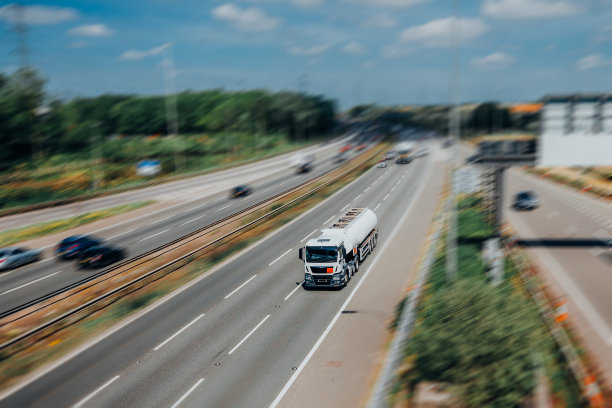 卡车行驶在高速公路上图片下载
