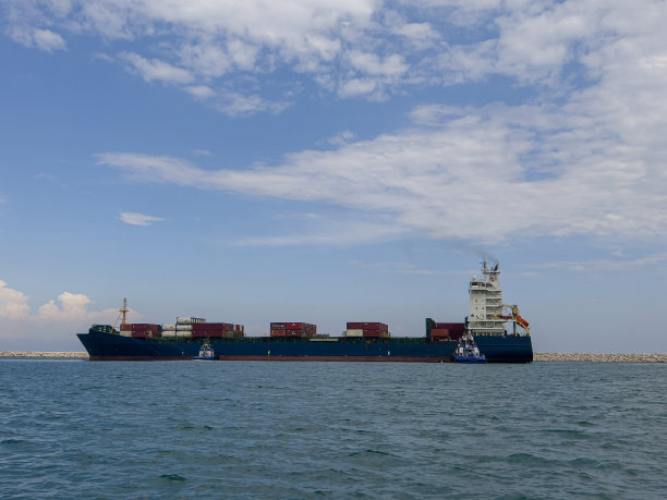 大型集装箱货轮停泊在土耳其安塔利亚港口图片下载