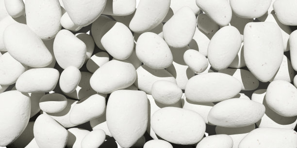 白色沙滩的石头。图片下载