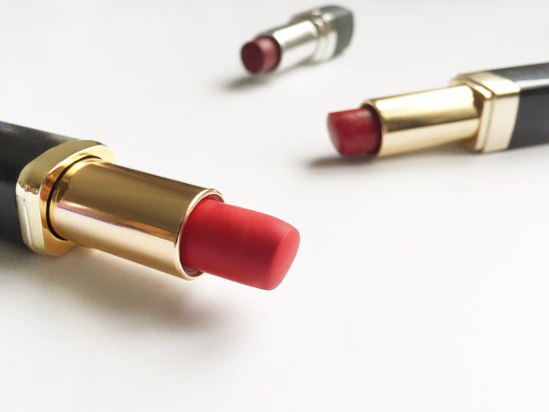 白色背景上的口红图片下载