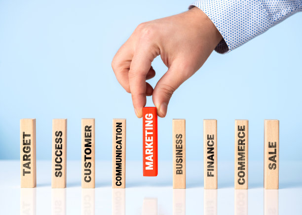 商人的手和木制积木的营销概念图片下载