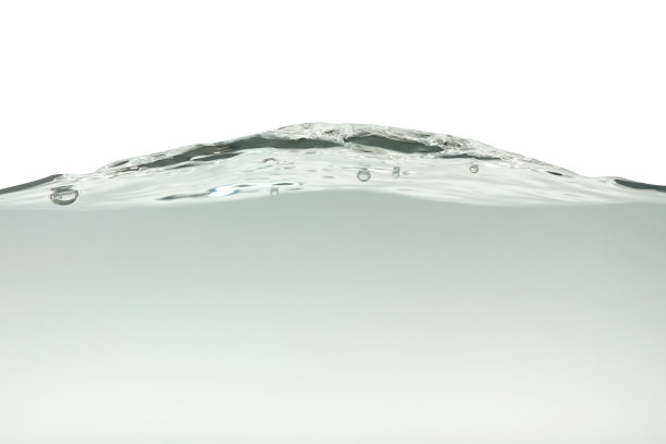 水波和飞溅与气泡的空气隔离在白色背景图片下载