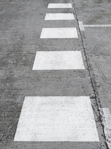 在人行道上绘制的白色人行横道标记的透视视图。白色的不连续的标志。交通信号灯。图片下载
