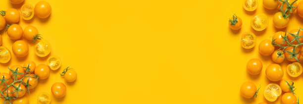 成熟新鲜的黄色橙色西红柿，黄色背景下绿色的尾巴，平铺俯视图。圣女果蔬菜，健康有机素食，收获理念，番茄布局，烹饪。横幅图片下载