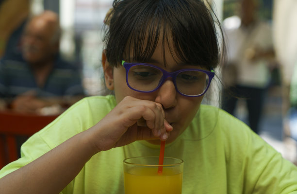 小女孩喝橙汁图片下载