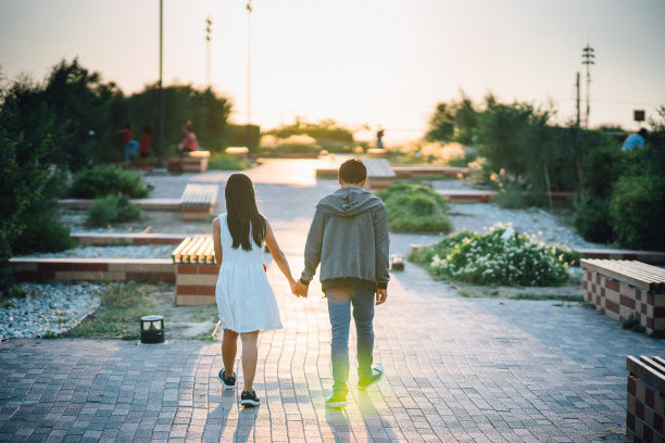 一对夫妇在泰国曼谷的一个公园里散步图片下载