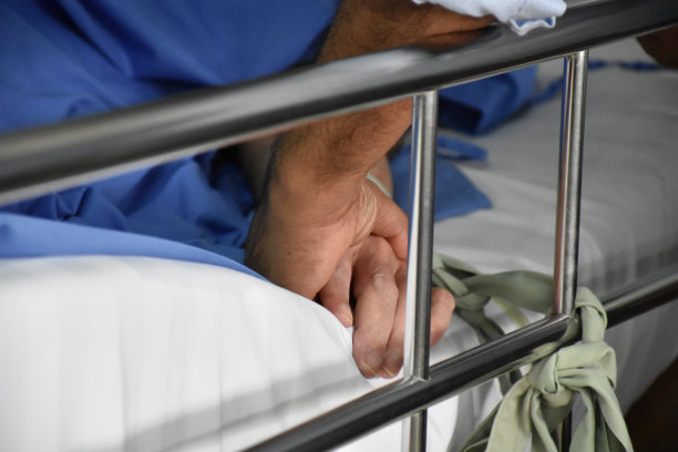 人手在医院支持一个生病的家庭。图片下载