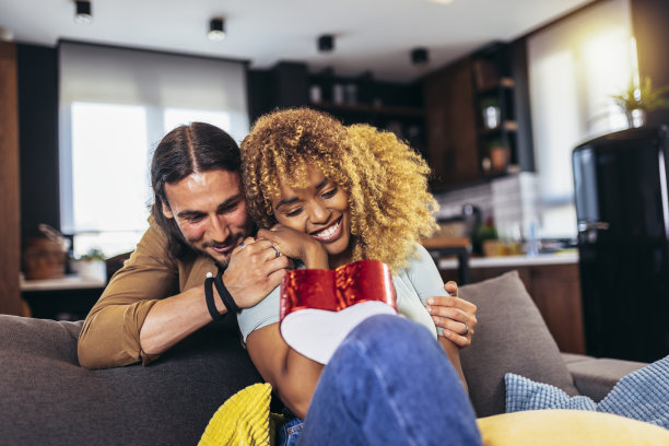 帅哥送礼盒给女朋友。图片下载