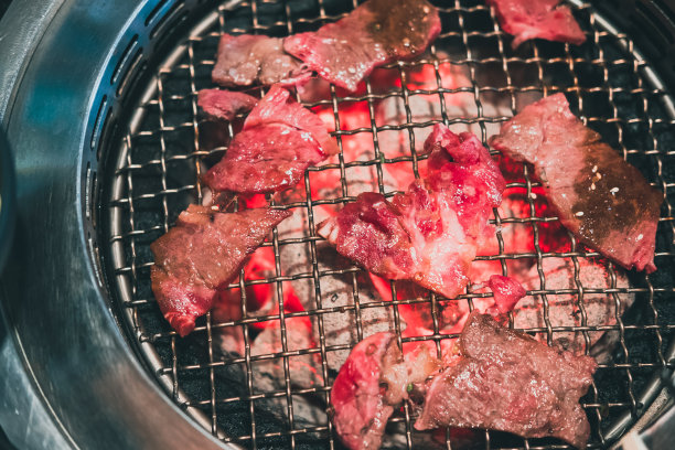 在热炭上烧烤韩国牛肉。图片下载