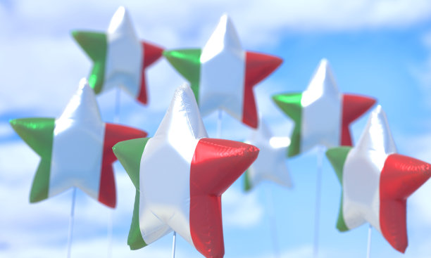 绘有意大利国旗颜色的气球在蓝天中飘扬。图片下载