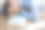 疲惫的年轻男性坐在办公室办公桌后面的电脑前睡觉。图片下载